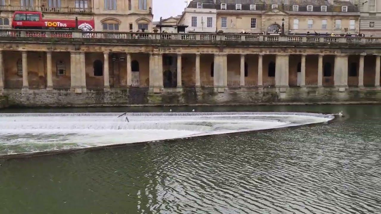 Pulteney Bridge, Bath, UK | @TravelWithKam 🇬🇧 #bath #thermal #waterfall #unitedkingdom #somersetuk
