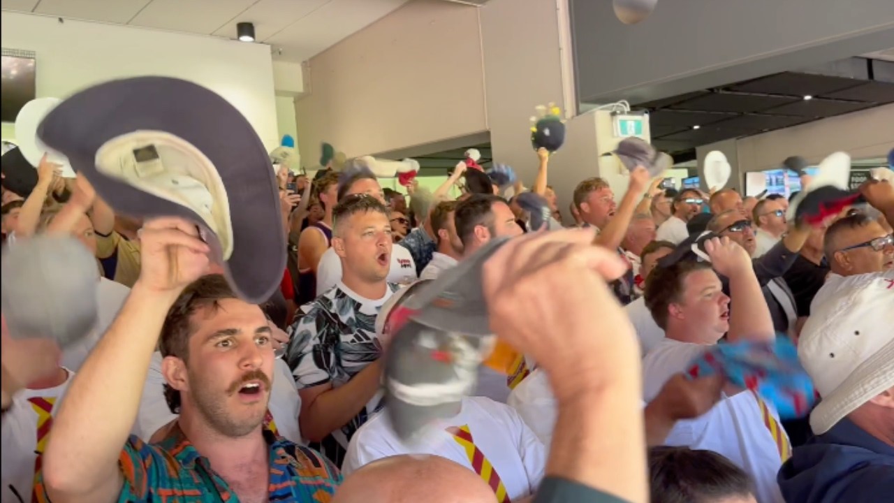Barmy Army  | Tip their hats to Shane Warne | MCG | Boxing Day Test | The Ashes | Day 2