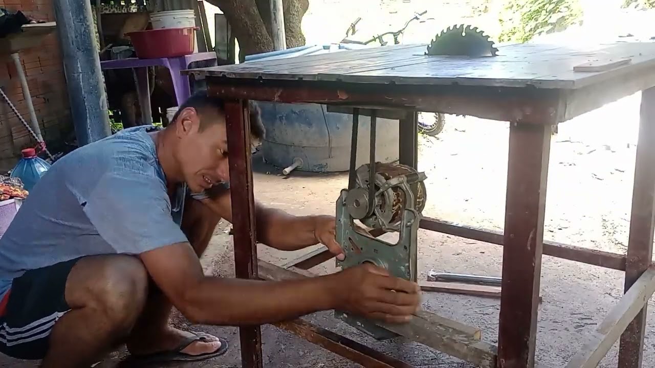 Mesa de bancada caseira com peça improvisada