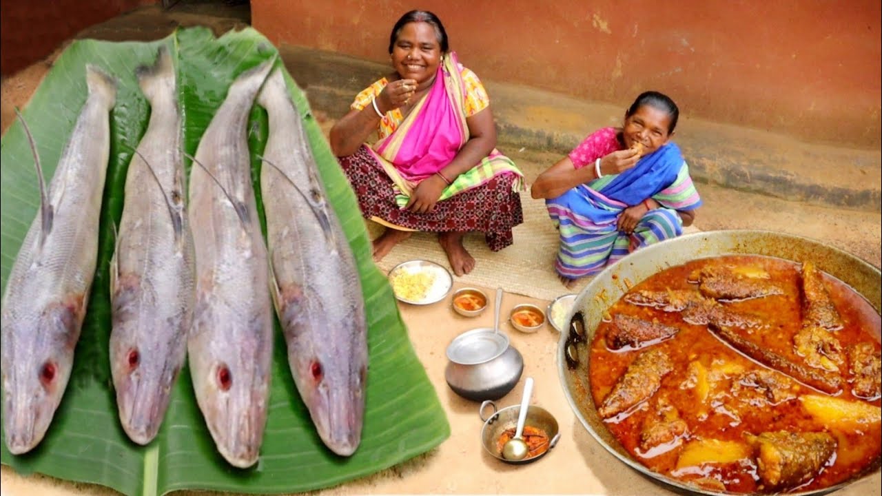 Rare SEA FISH masala curry cooking and eating with hot rice by santali tribe women||fish curry recip