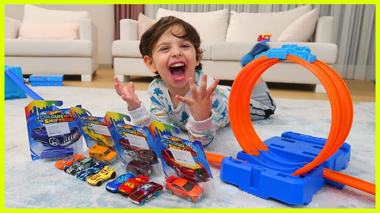 HOT WHEELS PARKURUNA SU DOLDURDUK ARABALARI SUYUN İÇİNE ATTIK RENKLERİ DEĞİŞTİRDİK