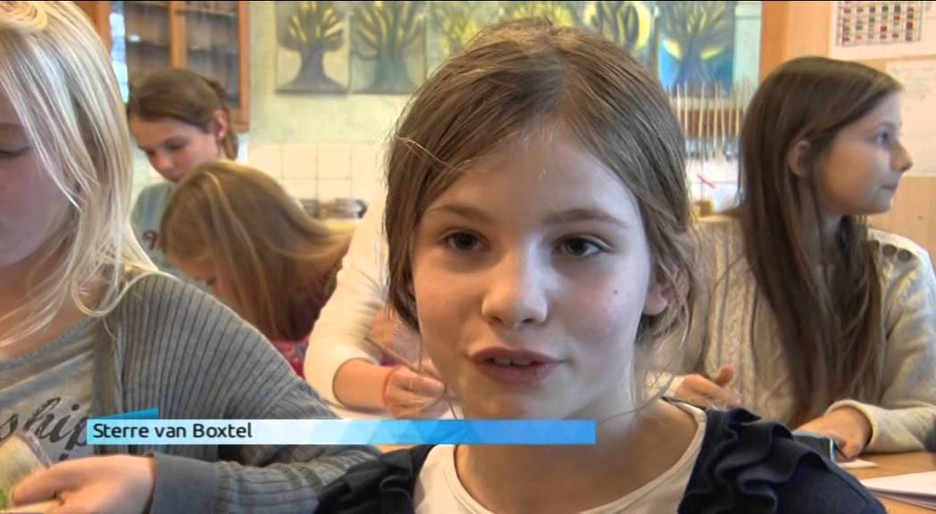 Sterre (11) ontroert winkelend publiek met spontaan concert