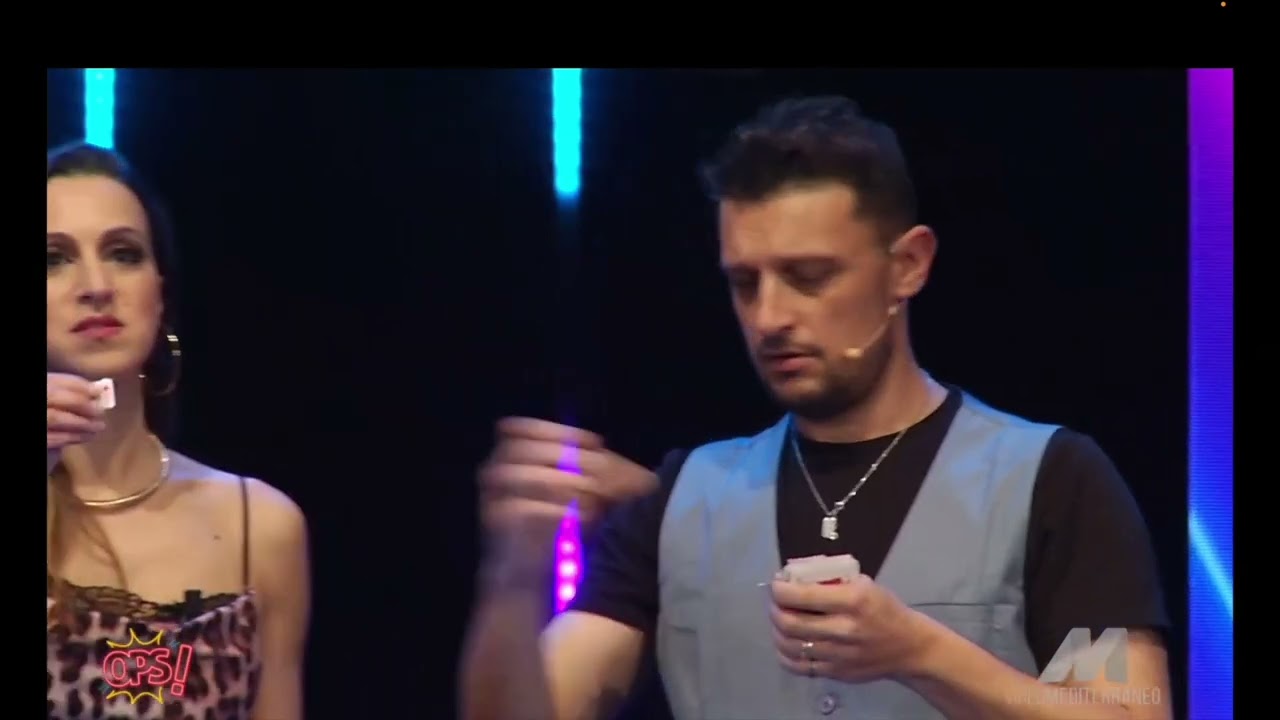 LA CARTA NELLA SCARPA: MAGIA - MAGIC TRICK. Adriano Perelli live