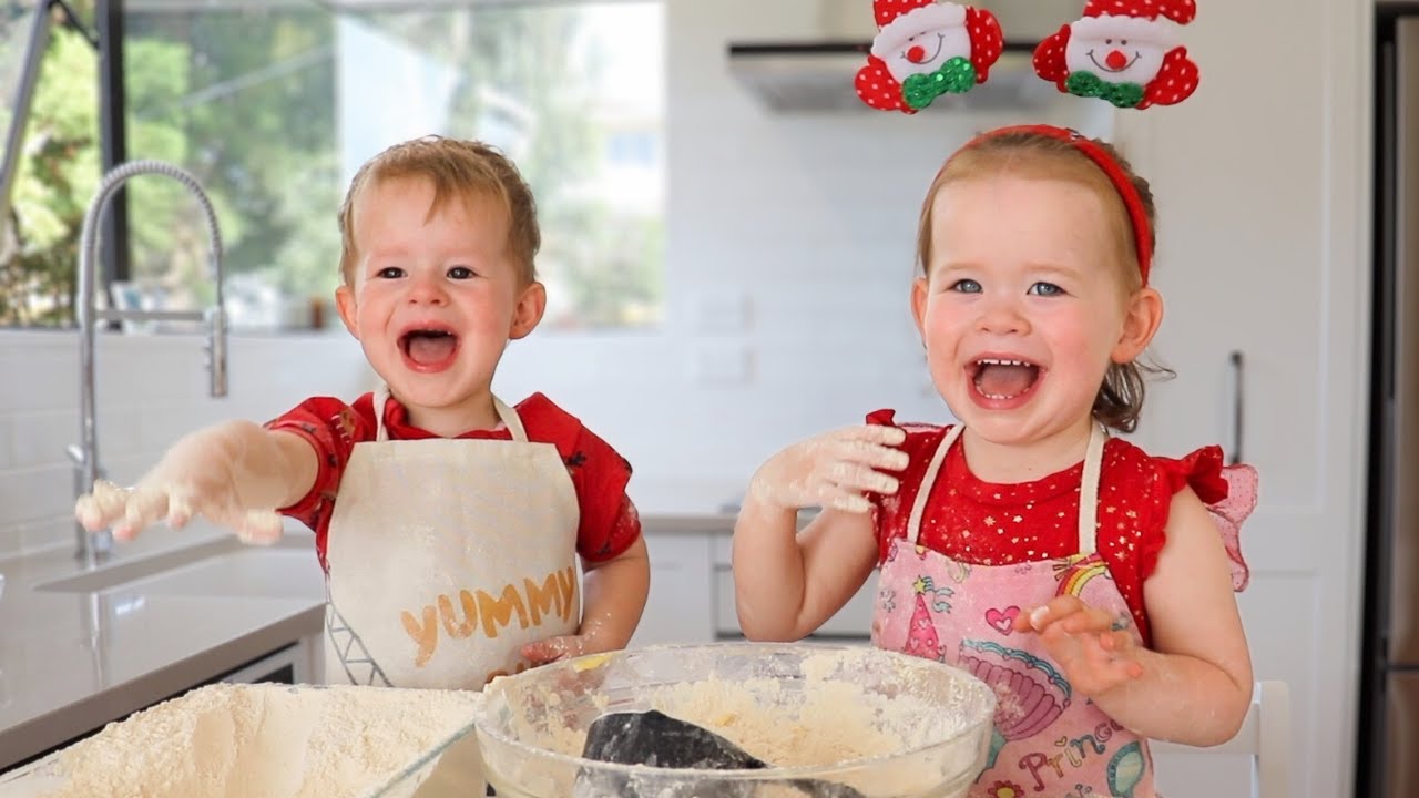 Отис и Ида пекут рождественское песочное печенье! 🎄🎅 Кулинарное шоу для малышей-близнецов, выпуск №7