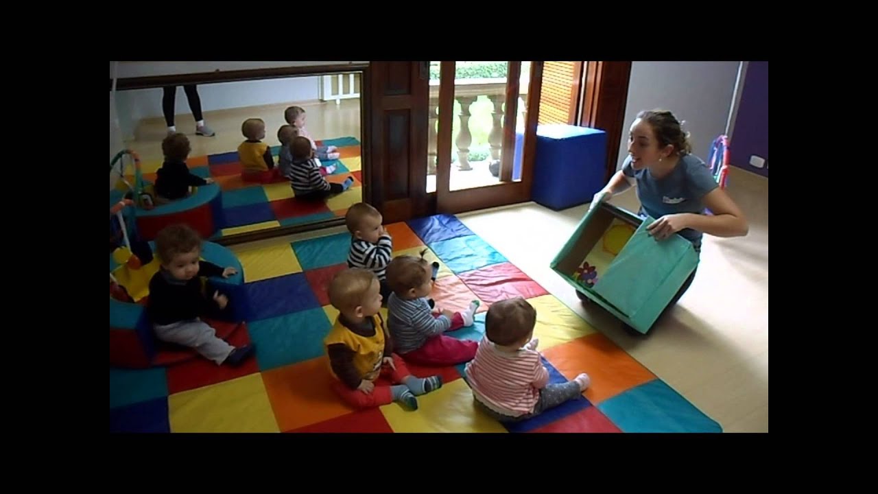 Berçário A dia 28/04/2015 - Música da janelinha e brincadeira com bolinhas