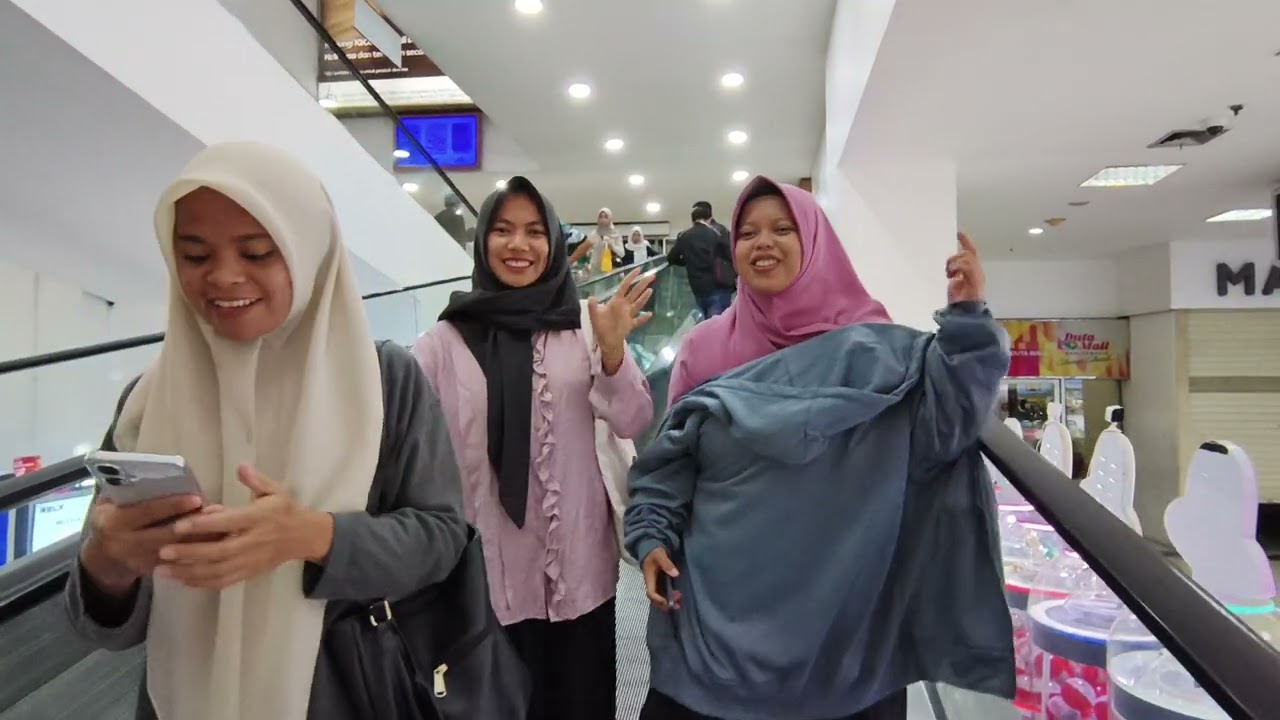 Berjalan ke DutaMall Bjm Bersama Sekawanan Wanita Tangguh, 12 Jan 2026