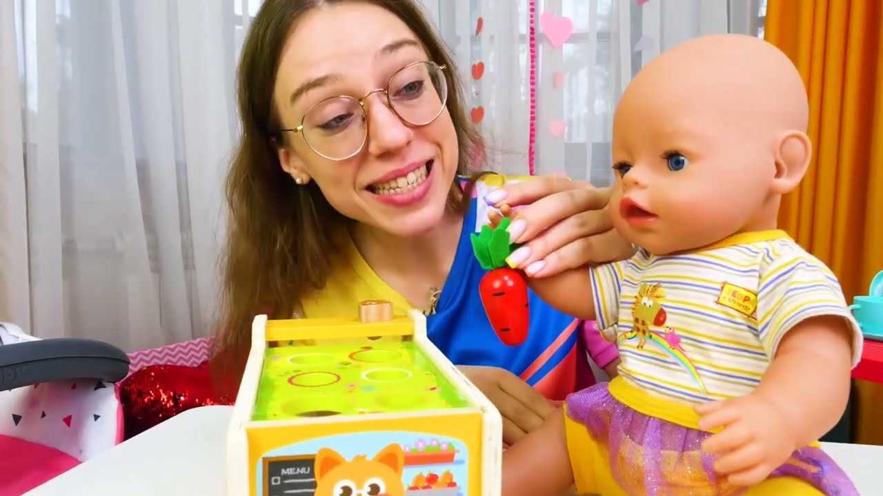 Baby Born leikkii vesileluilla ja oppii olemaan itsenäinen