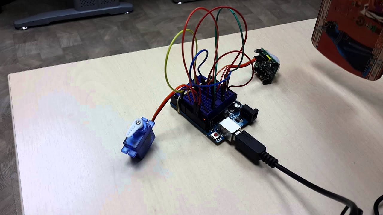 PIR motion sensor + Arduino + servo motor