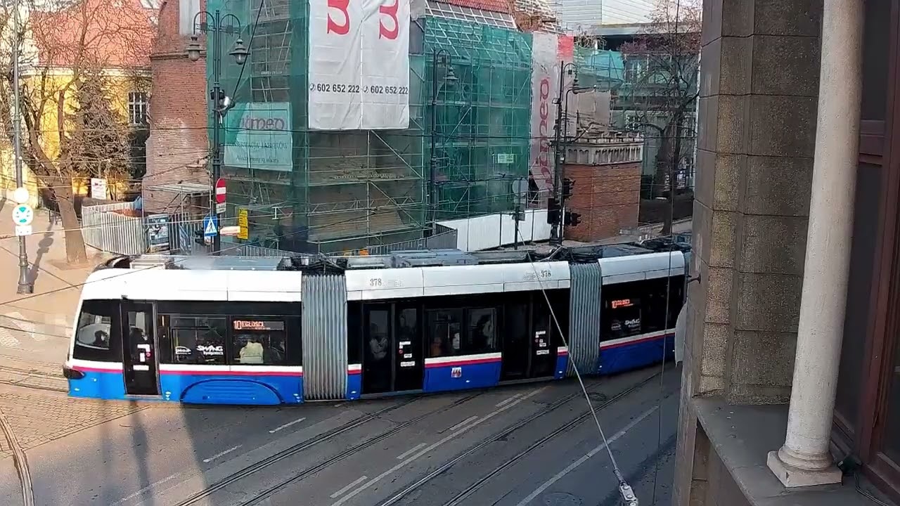 Bydgoszcz. Tramwaj uderza w budynek dawnego klubu Savoy. Nagranie z monitoringu [11.02.2025]