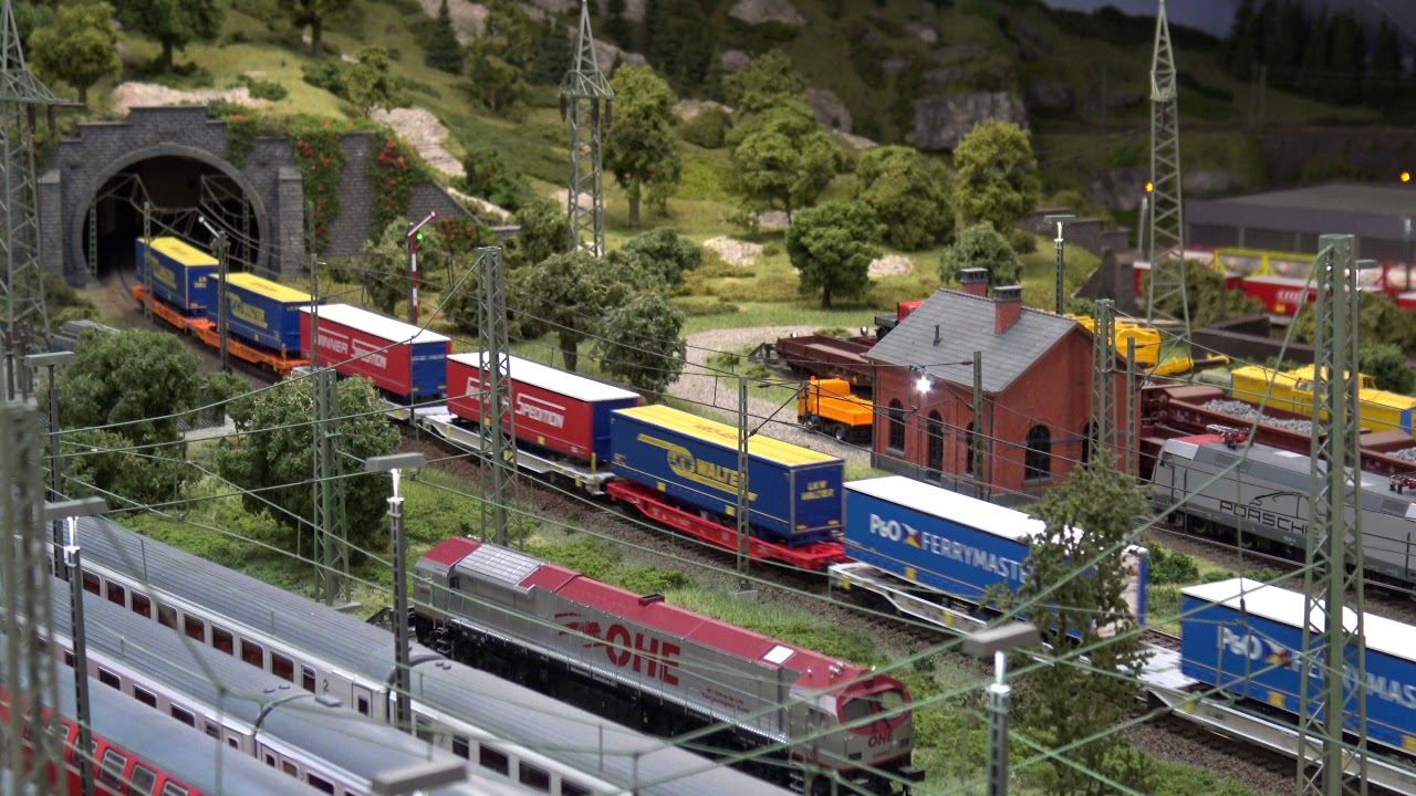 Der kleine Berg und schienen verkehr.