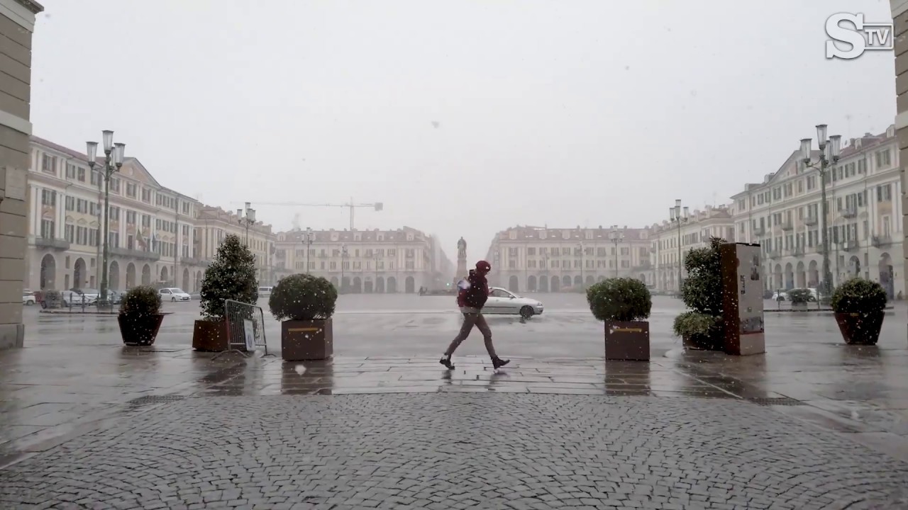 Cuneo, la neve a marzo nella citt&agrave; deserta per la quarantena nel 2020