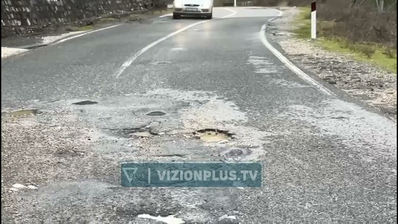 Gurë, baltë e mjegull, aksi Burrel - Skuraj bëhet rrezik për drejtuesit e automjeteve