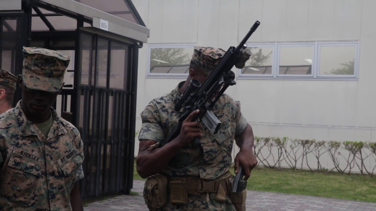 海兵隊員　M27 IAR（HK416）のリロード(弾倉交換）動作１