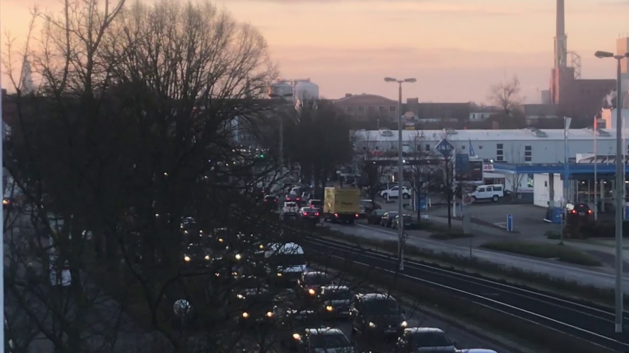 (Staudurchfahrt) RTW der BF Braunschweig auf Alarmfahrt