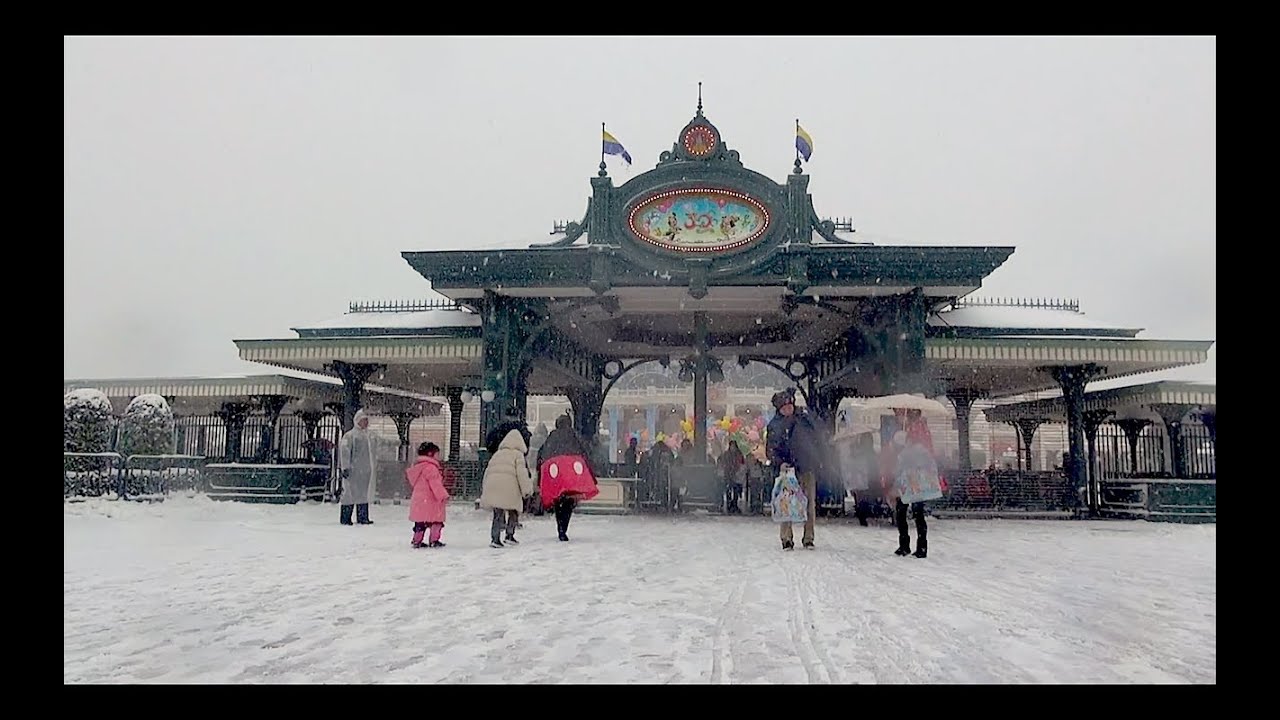 Heavy Snow! at Tokyo Disneyland