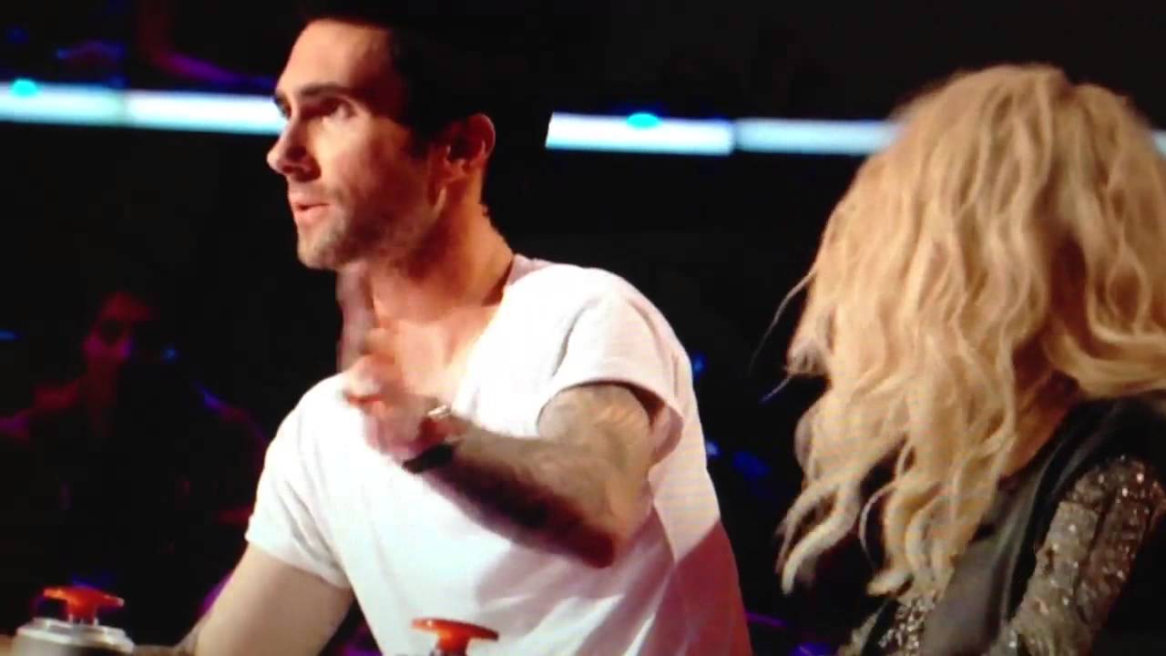 Coaches are discussing in Spanish on The Voice season 4