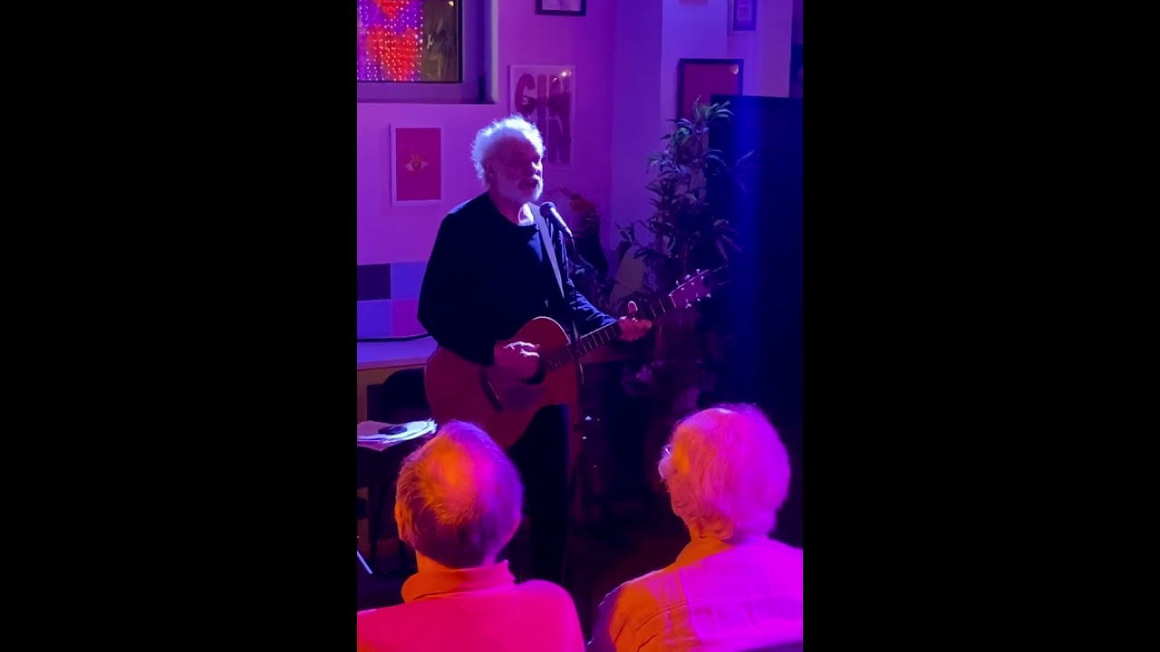 John Gorka reprend Workin' in corners de Nanci Griffith, à Paris, le 11/11/2025