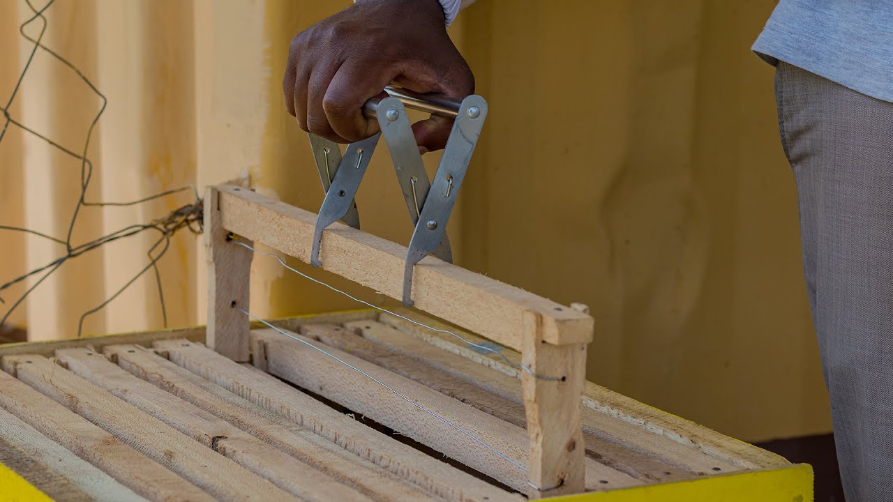 Beehive Frame Grip - Beelove Apiaries