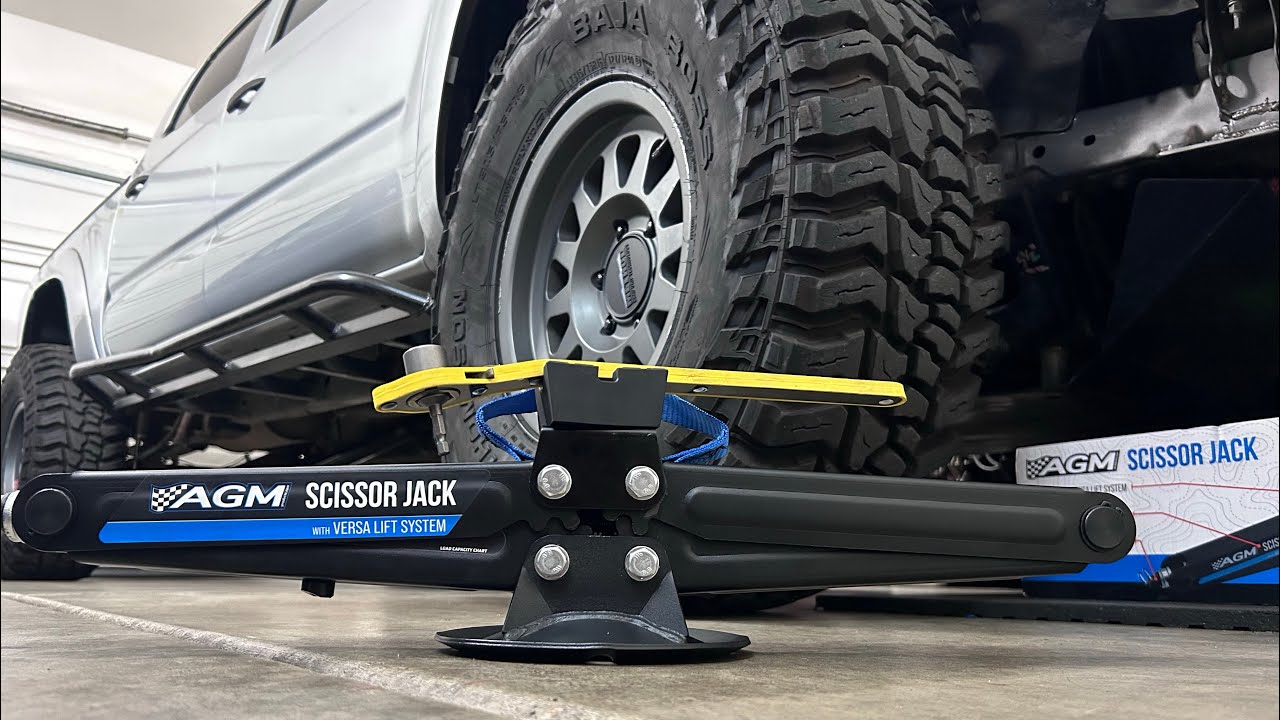 AGM Scissor jack for light vehicle flat tire repair on the rail | URBAN.OPS off road