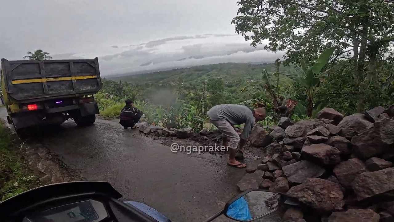 ujung jalan Ciambar, ada longsor di jalan Pasir Hantap