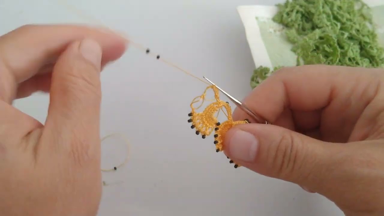 Yine eskilerden kum boncuklu tığ oyası modeli #knitting #örgü #crochet #igneoyasimotif