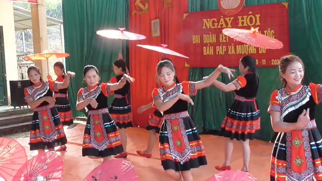 Múa ô các đội văn nghệ bản em múa xòe trong chương trình.