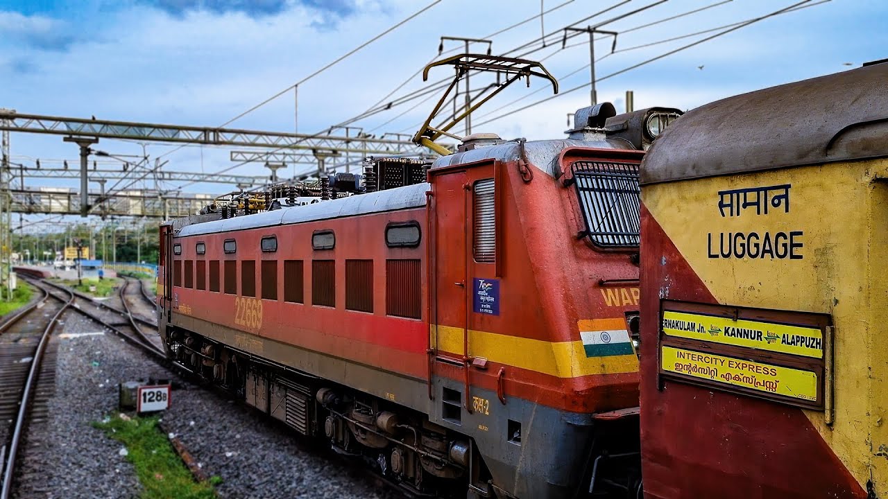 Old School Diesel-Electric Race | WDP4D vs WAP4 ICF Trains Parallel Entry into Shoranur