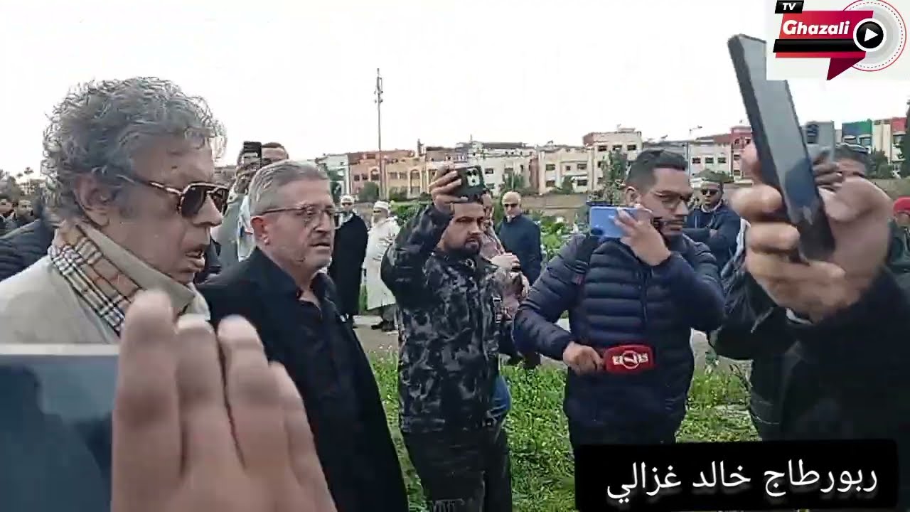 جنازة الداعية الحاج عبد الهادي بلخياط بحضور فنانين وأصدقاء وجمهور غفير بمقبرة الشهداء بالدارالبيضاء 