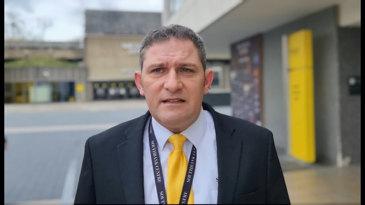 Служба безопасности торгового центра Southbank не может определиться — менеджер спасает положение...