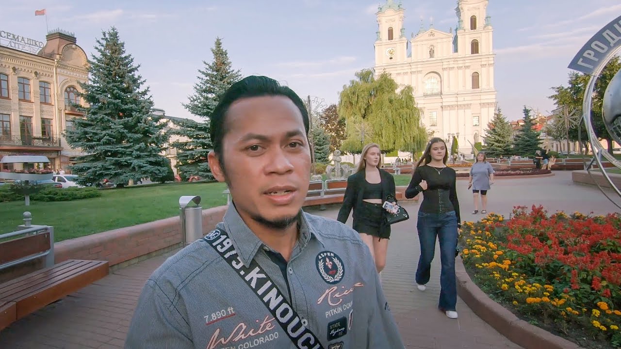 KEMERIAHAN MUSIM PANAS DI BELARUS BANYAK MUDA MUDI NONGKRONG DI SORE HARI YANG CERAH