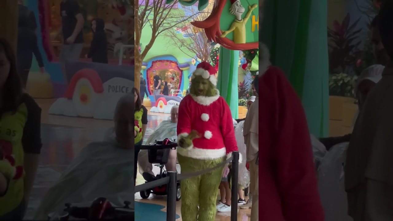 The grinch gets scared of the Thunder! #grinch #universalstudios #grinchmas