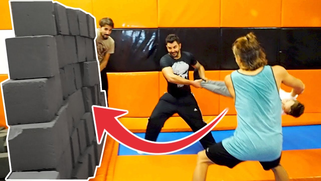 ¡ME LANZAN vs MURO DE CUBOS!
