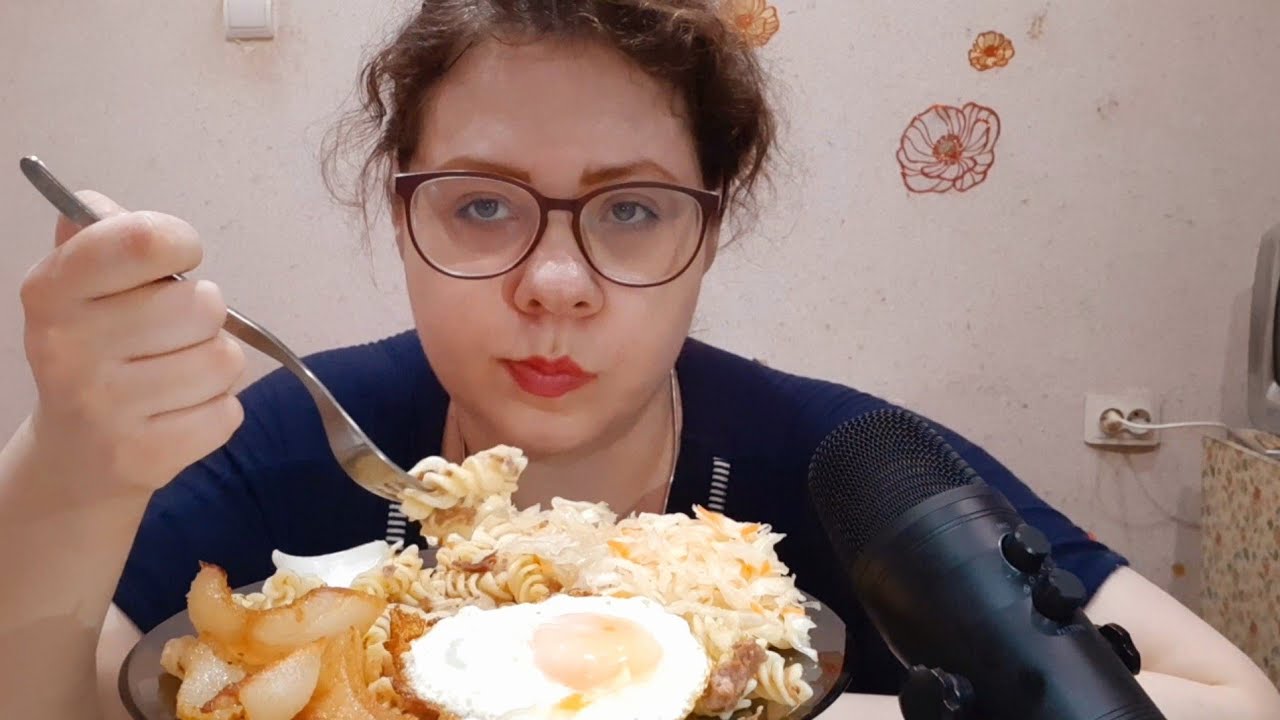 Мукбанг макароны с тушенкой, яичница на сале/Поругалась с сестрой, не хочу её больше знать