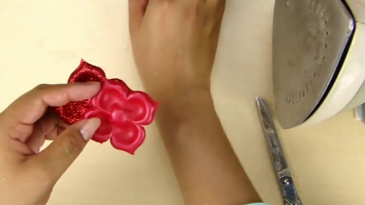 Bolígrafo decorado con rosa de fomi