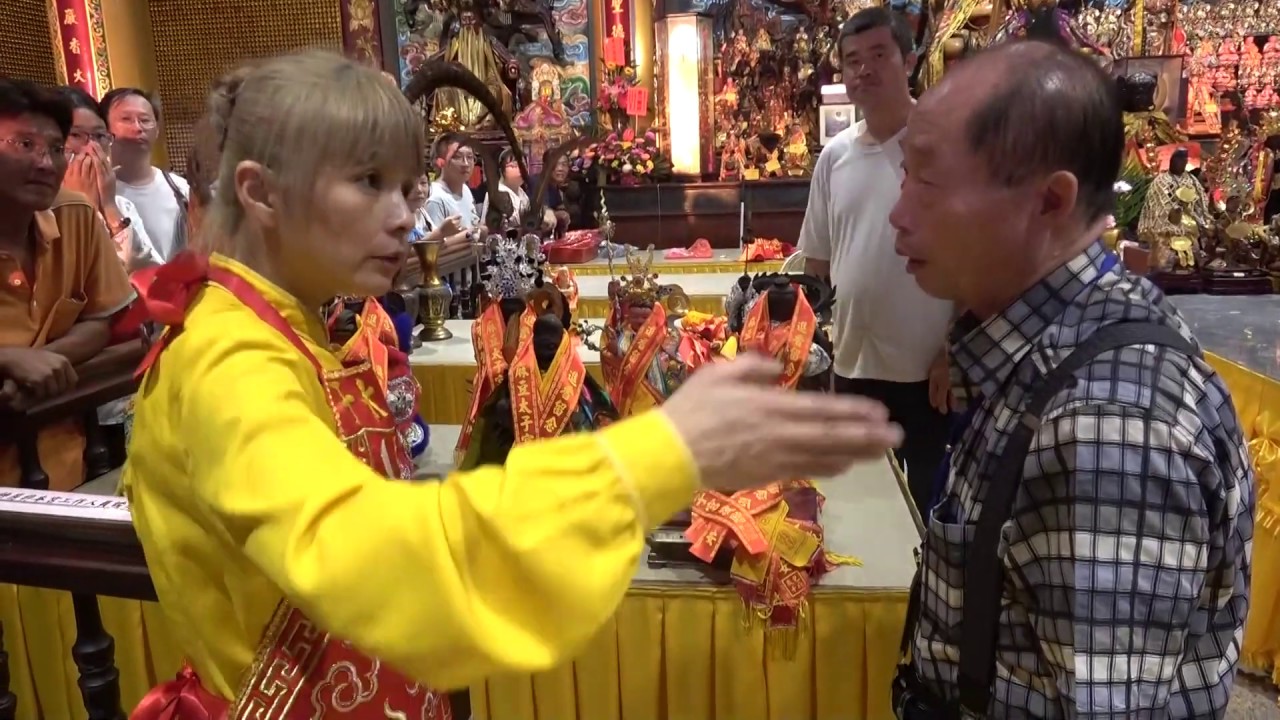 彰化鹿港慈德宮往麻豆太子宮謁祖進香   蓮花太子女乩童跟阿公執行長講我要回去了  阿公也歡迎蓮花太子再回來盧小小   退駕