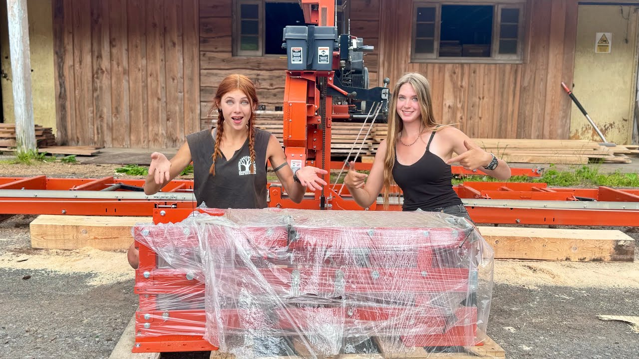 Сборка нового прицепа-раскройщика на нашем станке Woodmizer, принадлежащем владельцу дома!
