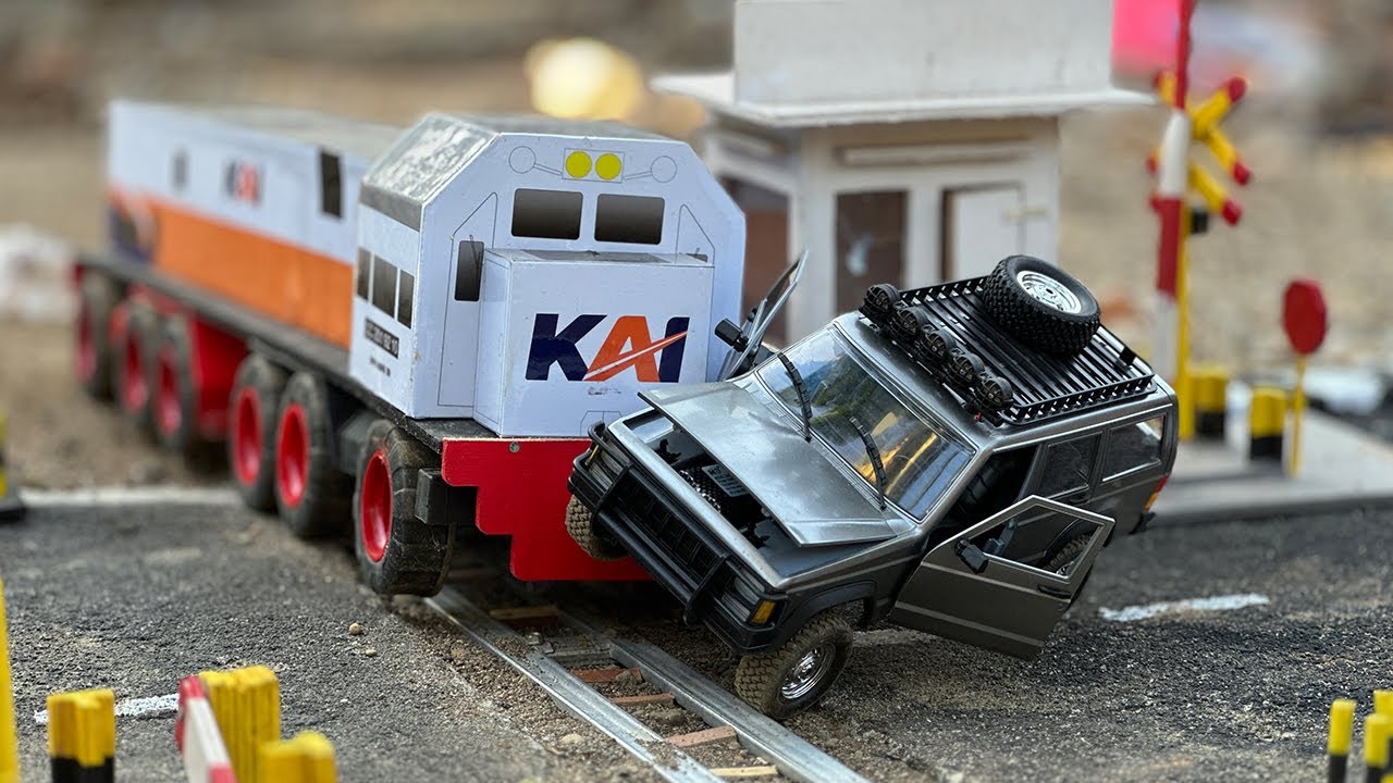 A Wooden Train Hit a Jeep at a Railroad Crossing | Kereta Api Kayu Tabrak Mobil Jeep di Palang Pintu