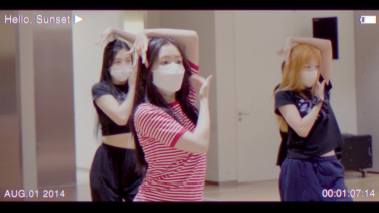 Red Velvet 레드벨벳 '다시, 여름 (Hello, Sunset)' Special VideoㅣRV Collection