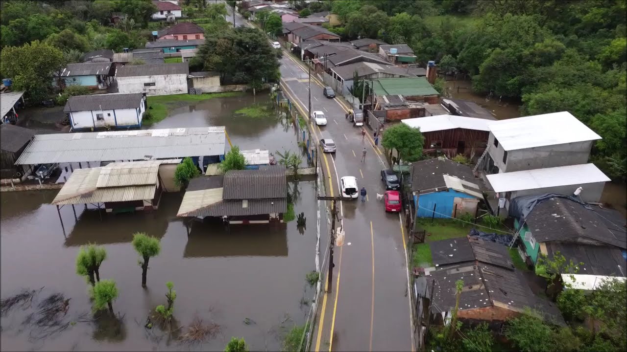ENCHENTE E ENXURRADAS ATINGE BAIRROS, IMAGENS AÉREAS IMPRESSIONANTES em Nova Santa Rita.