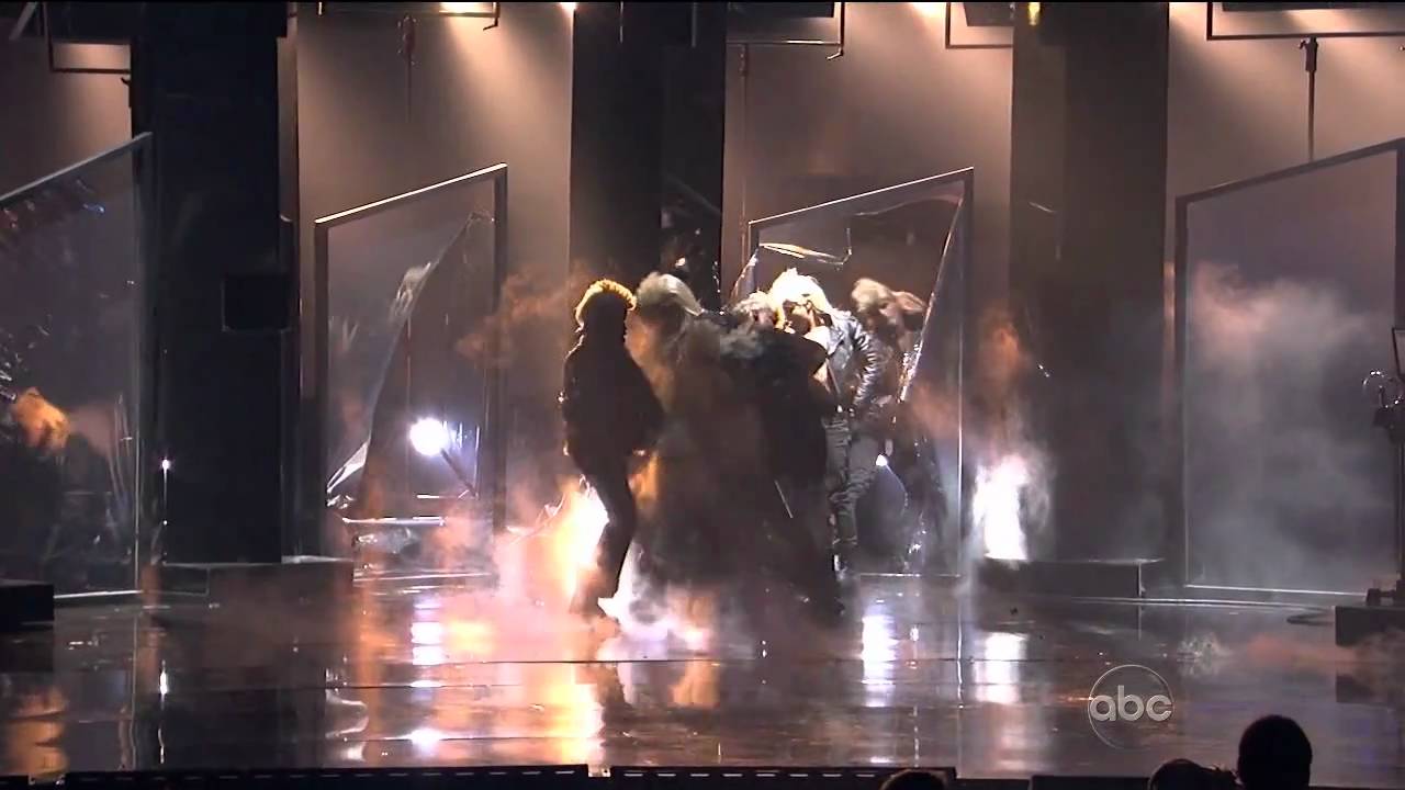 Kesha - We R Who We R  (American Music Awards 2010-LIVE) HD
