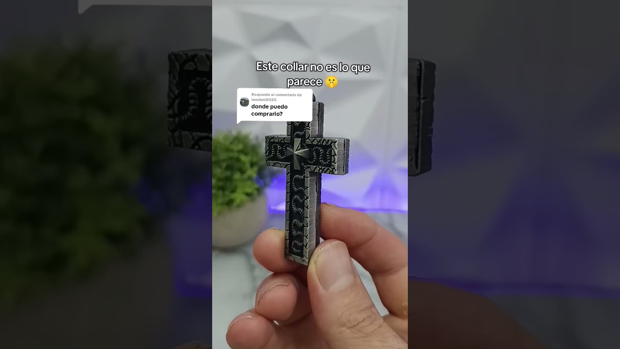 colgante en forma de cruz inspirado en Thanos del juego del calamar. 
