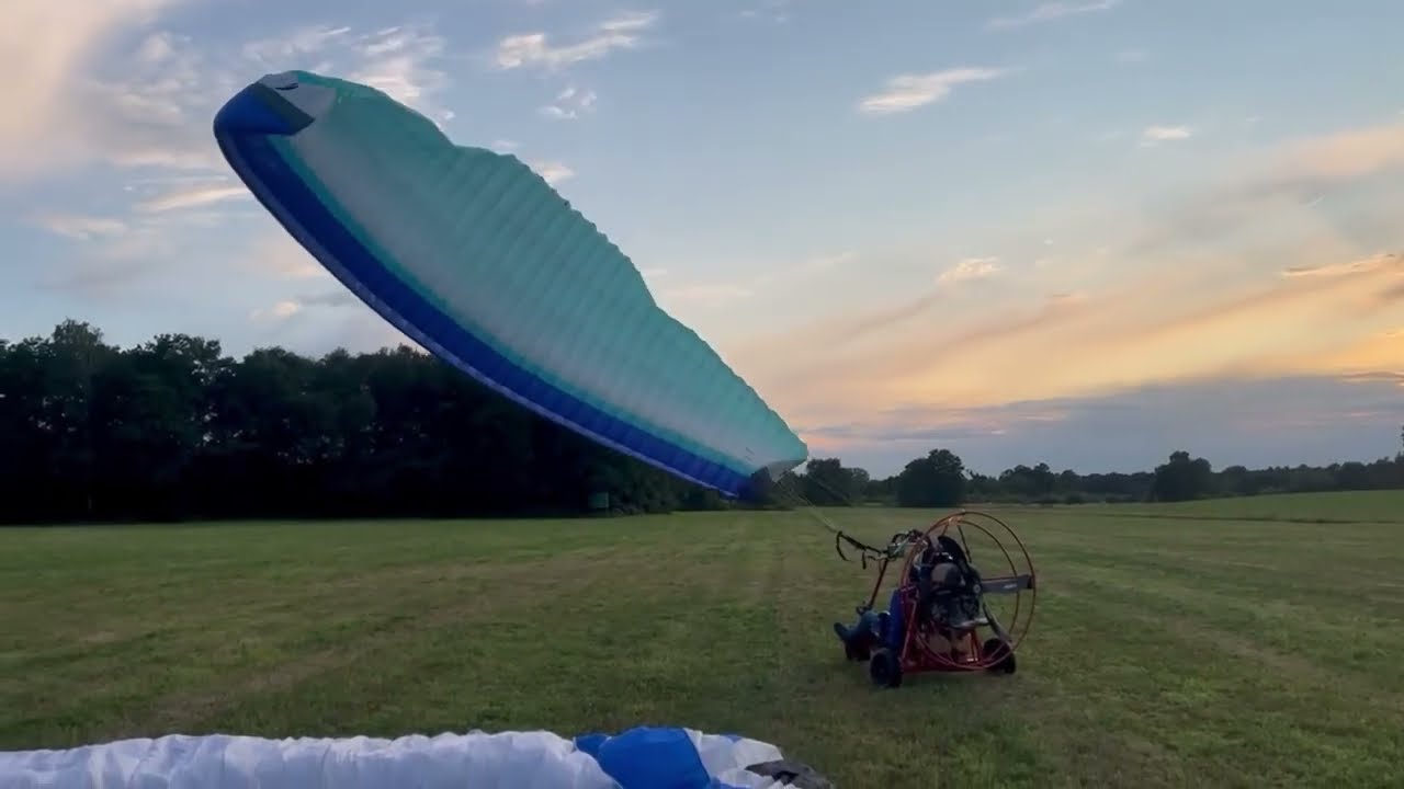 Zwei sch&ouml;ne Landungen mit dem Motorschirm bzw Paramotor ppg flying fly trike Gleitschirm Rettung go