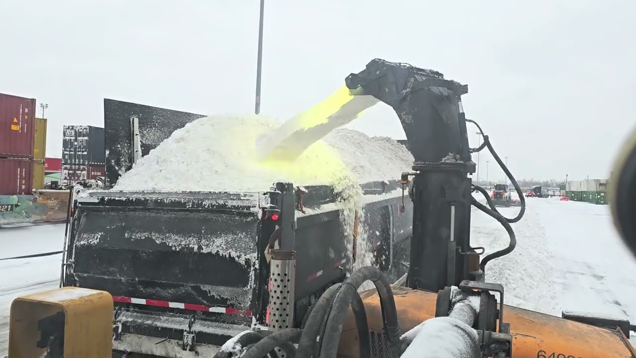 Grosse opération déneigement  / Snowremoval operation in Montreal #heavymachinery #larue #johndeere