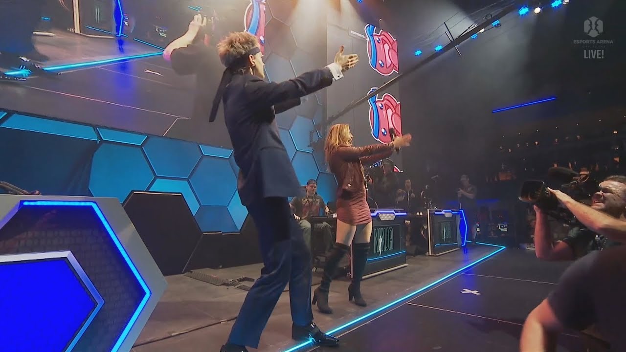 NINJA WINS FIRST GAME AND DOES PON PON WITH HIS WIFE JESS AT NINJA VEGAS '18 EVENT