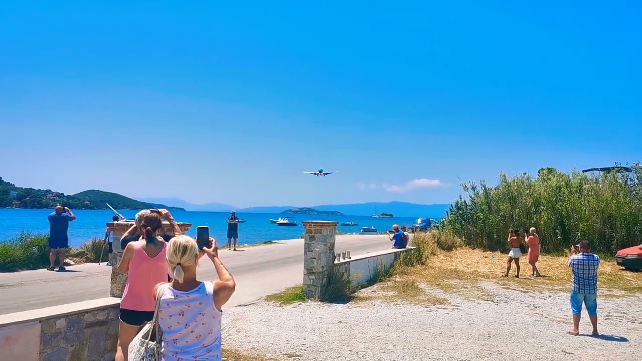Boeing 737 very low landing at Skiathos airport