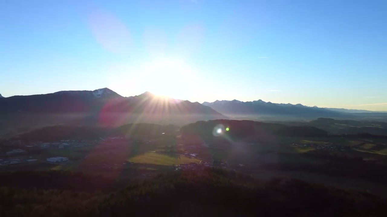 Drohnenflug &uuml;ber Hochberg (Siegsdorf, Traunstein, Chiemgau) mit Blick auf Chiemsee DJI Mavic mini 3