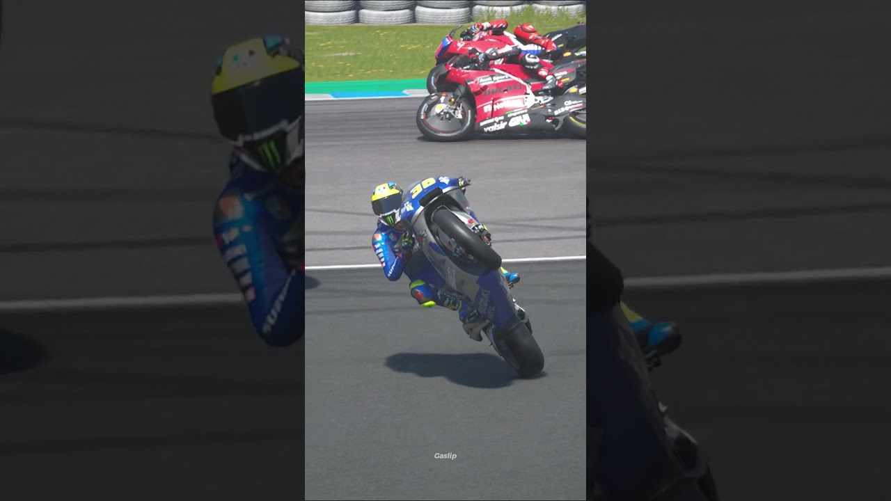 Pembalap beserta motor nya terbang hingga terjatuh😱😱