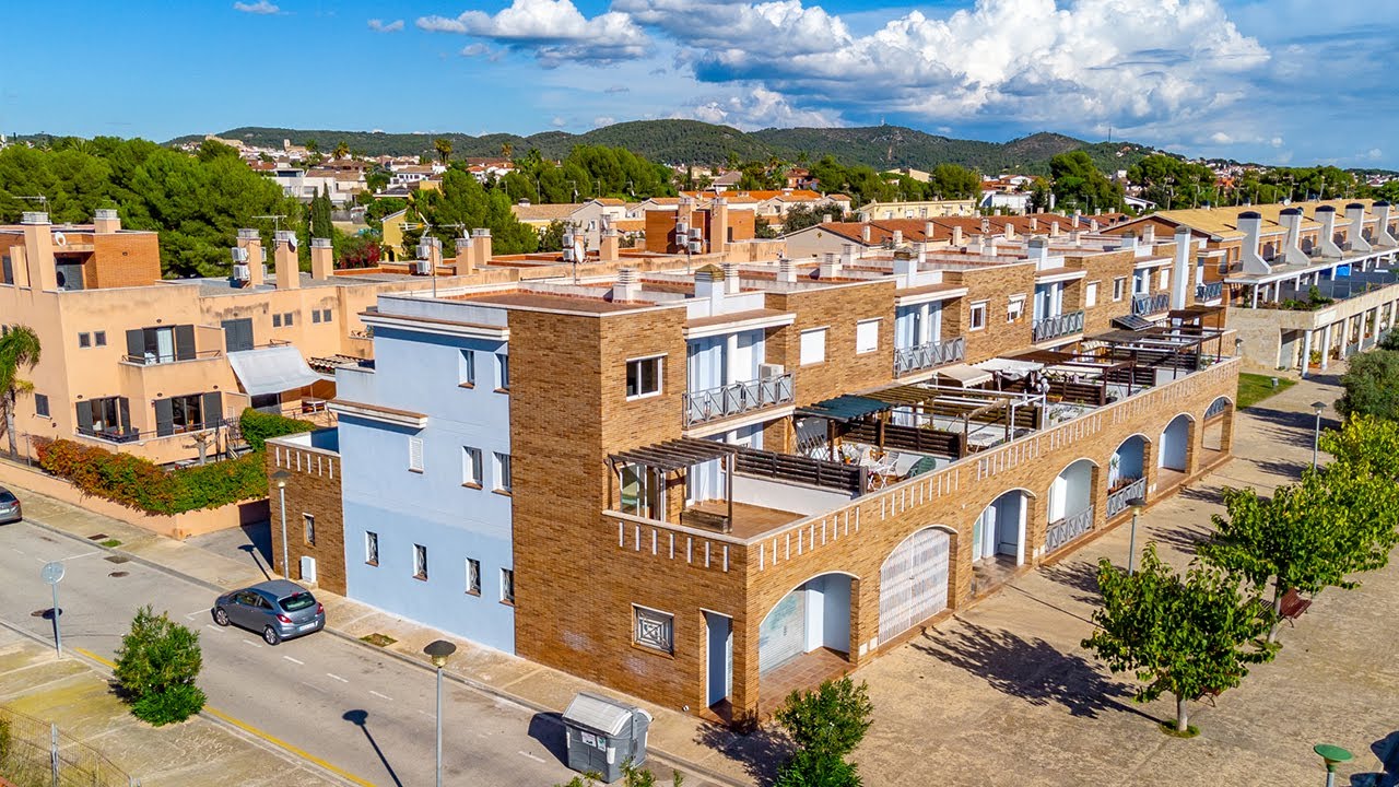 Casa adosada sin amueblar con cuatro habitaciones, garaje y gran terraza cerca del mar