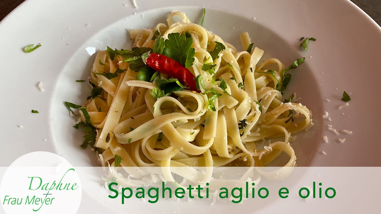 Knoblauch im Garten und Spaghetti aglio e olio