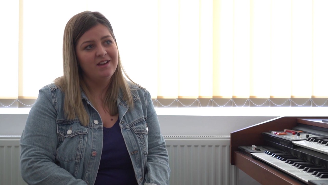 Profesoara care face educație muzicală și încurajează elevii să fie creativi